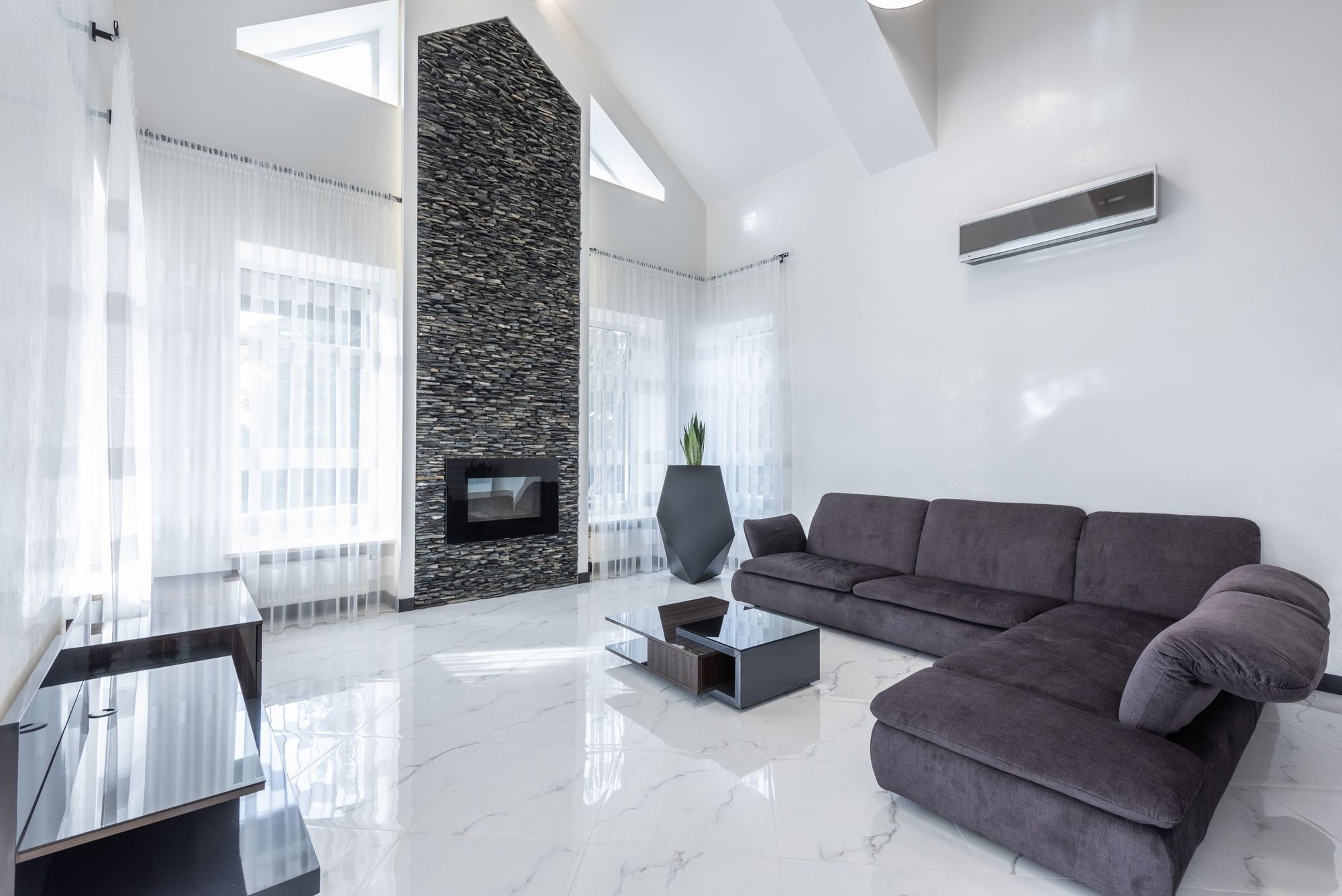 Salon z zamontowaną klimatyzacją ścienną