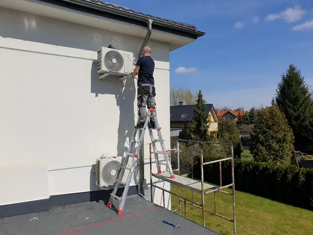 Montaż klimatyzacji w trakcie prac – realizacja 130