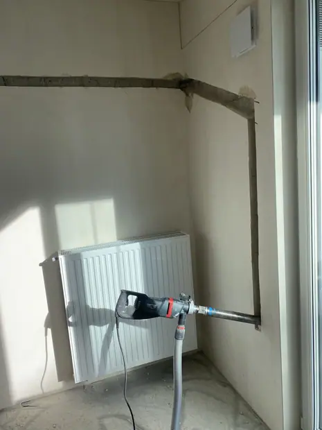 Przygotówka pod klimatyzację – instalacja poprowadzona w bruździe – realizacja 142