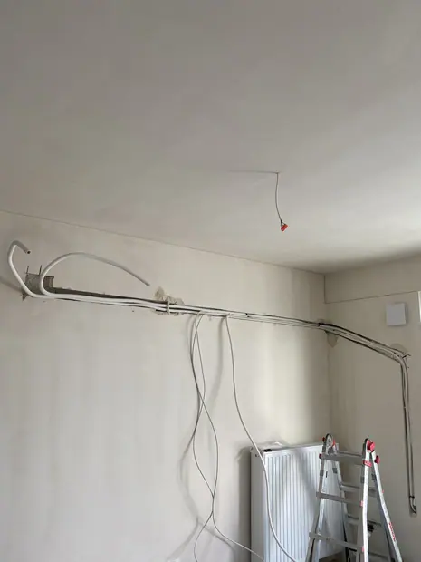 Przygotówka pod klimatyzację – instalacja poprowadzona w bruździe – realizacja 144