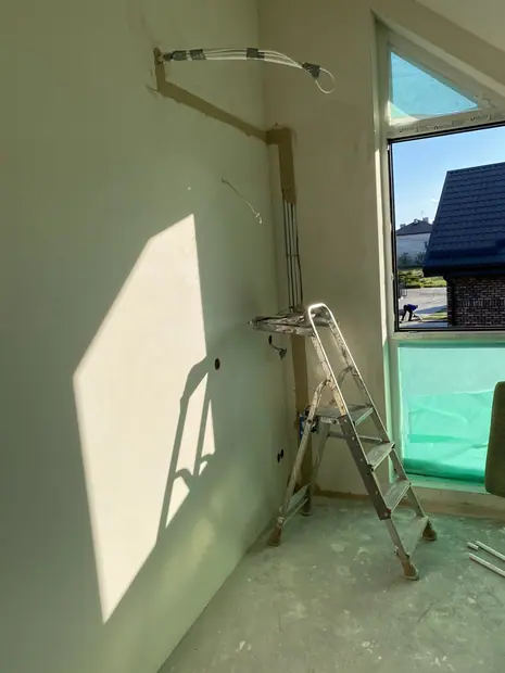 Przygotówka pod klimatyzację – instalacja poprowadzona w bruździe – realizacja 148