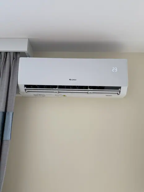 Jednostka wewnętrzna klimatyzacji zamontowana w pomieszczeniu – realizacja 5