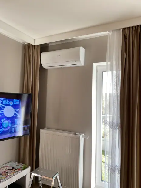 Jednostka wewnętrzna Haier zamontowana w pomieszczeniu – realizacja 55