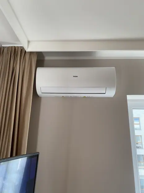 Jednostka wewnętrzna Haier zamontowana w pomieszczeniu – realizacja 56
