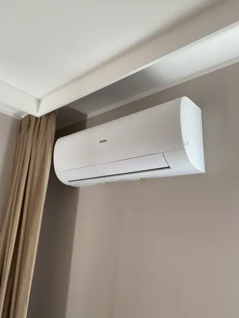 Jednostka wewnętrzna Haier zamontowana w pomieszczeniu – realizacja 57