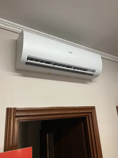 Jednostka wewnętrzna Haier zamontowana w pomieszczeniu – realizacja 60