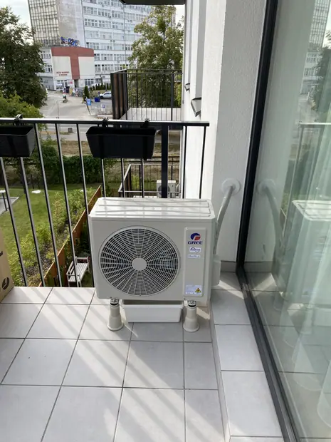 Jednostka zewnętrzna klimatyzacji zamontowana przy budynku – realizacja 1