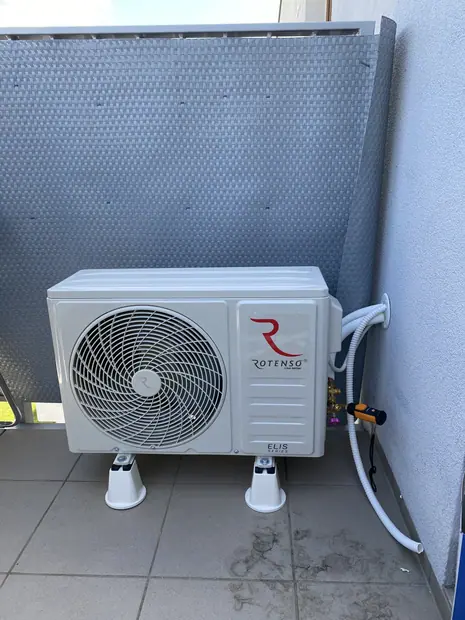 Jednostka zewnętrzna klimatyzacji zamontowana przy budynku – realizacja 9