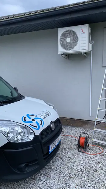 Jednostka zewnętrzna Rotenso zamontowana przy budynku – realizacja 22