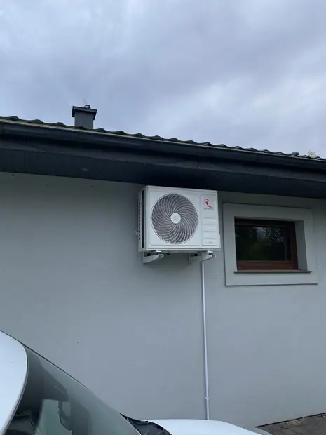 Jednostka zewnętrzna Rotenso zamontowana przy budynku – realizacja 26