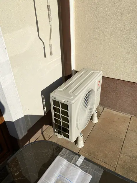 Jednostka zewnętrzna klimatyzacji zamontowana przy budynku – realizacja 40