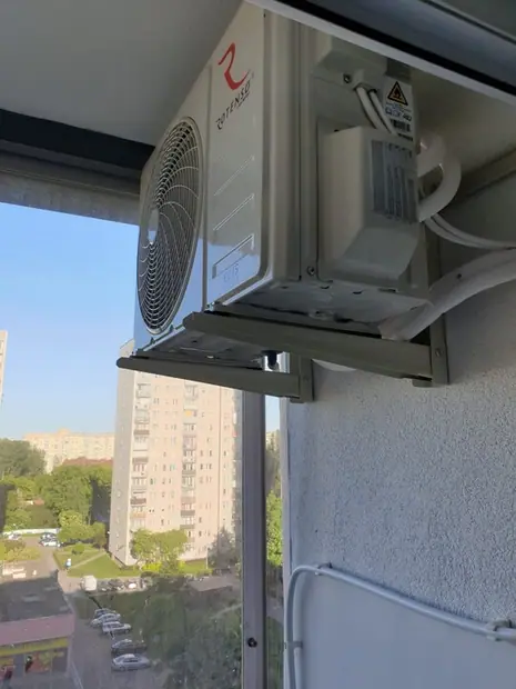 Jednostka zewnętrzna klimatyzacji zamontowana przy budynku – realizacja 43