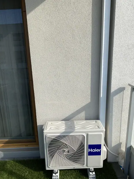 Jednostka zewnętrzna Haier zamontowana przy budynku – realizacja 53