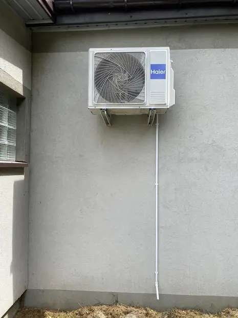 Jednostka zewnętrzna Haier zamontowana przy budynku – realizacja 64
