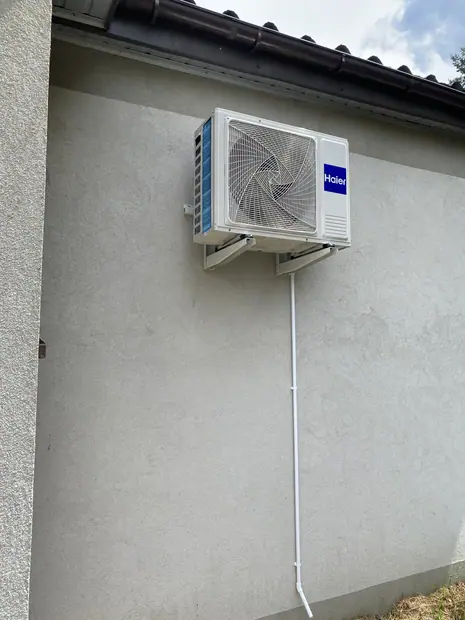 Jednostka zewnętrzna Haier zamontowana przy budynku – realizacja 65