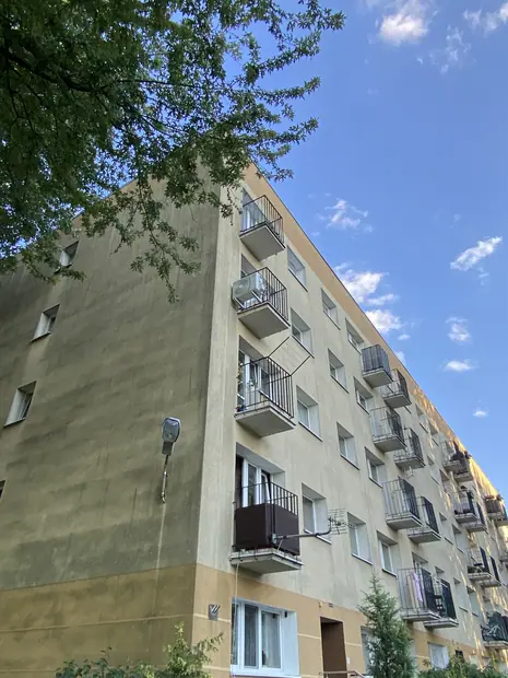 Jednostka zewnętrzna AUX zamontowana przy budynku – realizacja 66