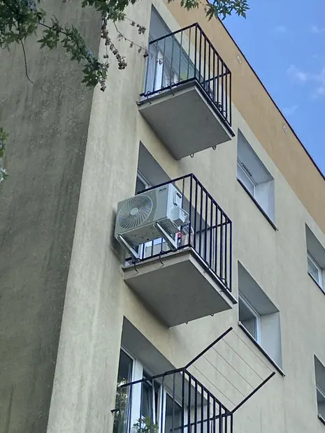 Jednostka zewnętrzna AUX zamontowana przy budynku – realizacja 67