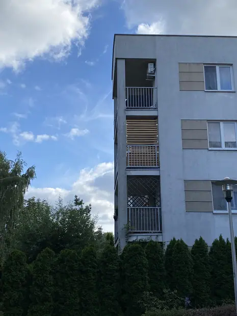 Jednostka zewnętrzna AUX zamontowana przy budynku – realizacja 81