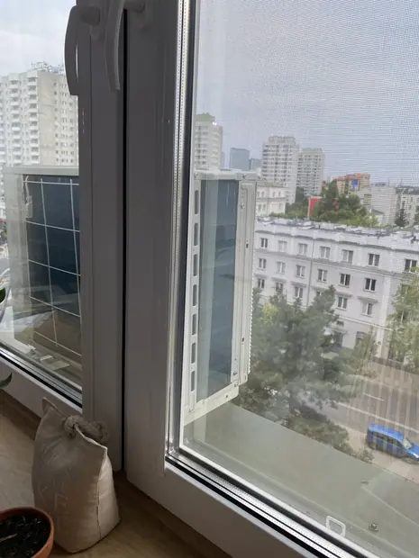 Jednostka zewnętrzna AUX zamontowana przy budynku – realizacja 86