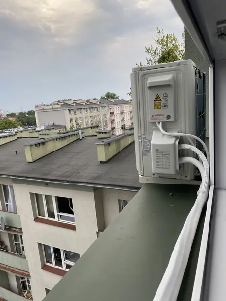 Jednostka zewnętrzna AUX zamontowana przy budynku – realizacja 87