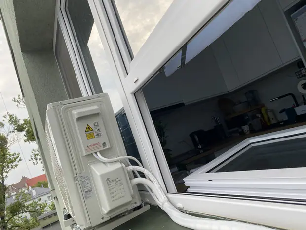 Jednostka zewnętrzna AUX zamontowana przy budynku – realizacja 88