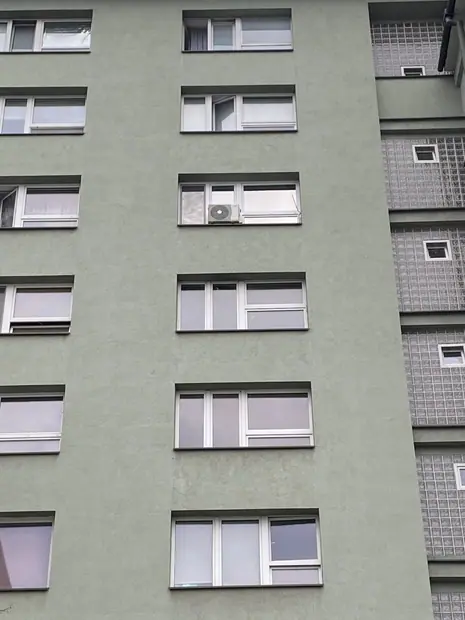Jednostka zewnętrzna AUX zamontowana przy budynku – realizacja 89