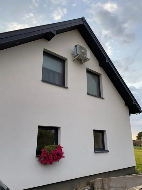 Jednostka zewnętrzna AUX zamontowana przy budynku – realizacja 92