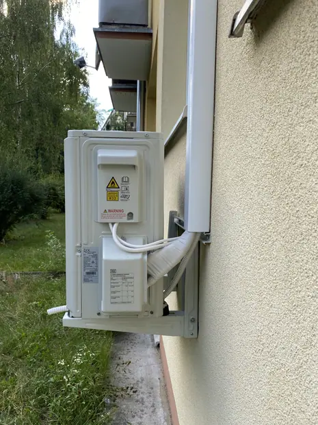 Jednostka zewnętrzna klimatyzacji zamontowana przy budynku – realizacja 96