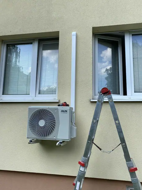 Jednostka zewnętrzna klimatyzacji zamontowana przy budynku – realizacja 98