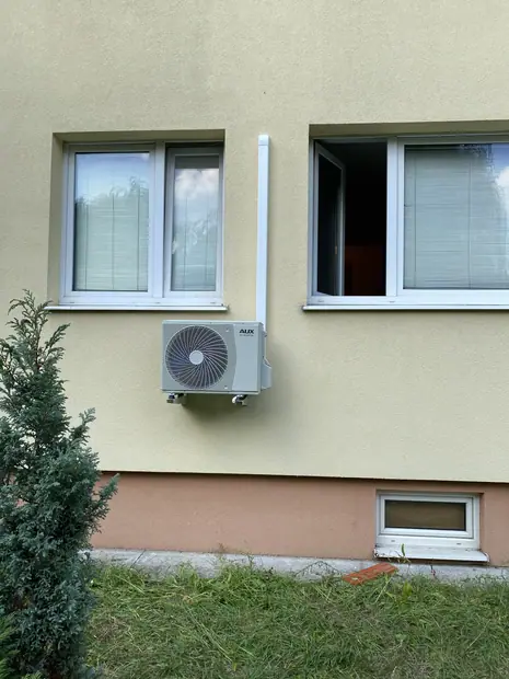 Jednostka zewnętrzna klimatyzacji zamontowana przy budynku – realizacja 100