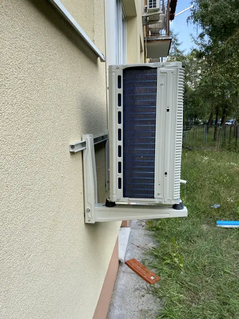 Jednostka zewnętrzna klimatyzacji zamontowana przy budynku – realizacja 101